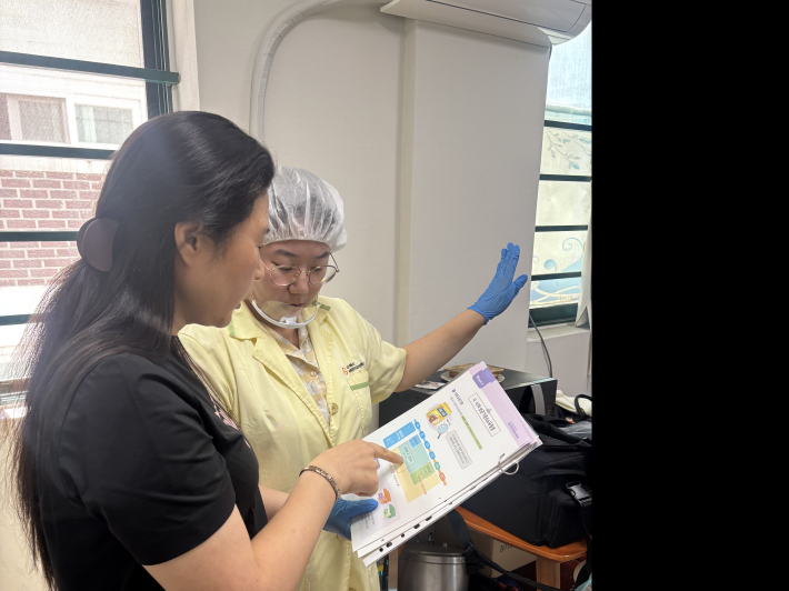 수원시 어린이급식관리지원센터에서 종사자에게 위생교육을 실시하고 있다.