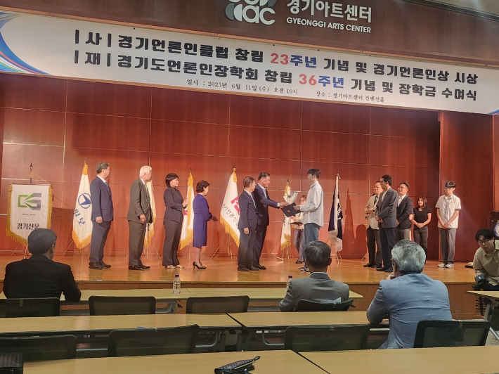 언론인 자녀에게 장학금을 수여하는 박석태 경기도언론인장학회 이사장