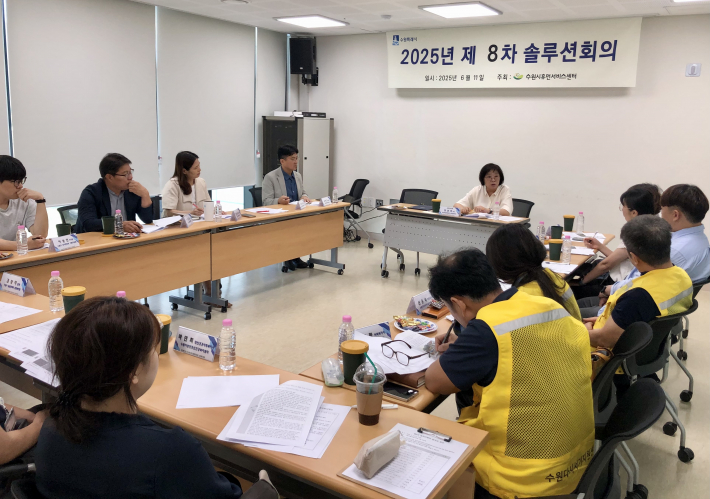 솔루션회의를 진행하고 있다.