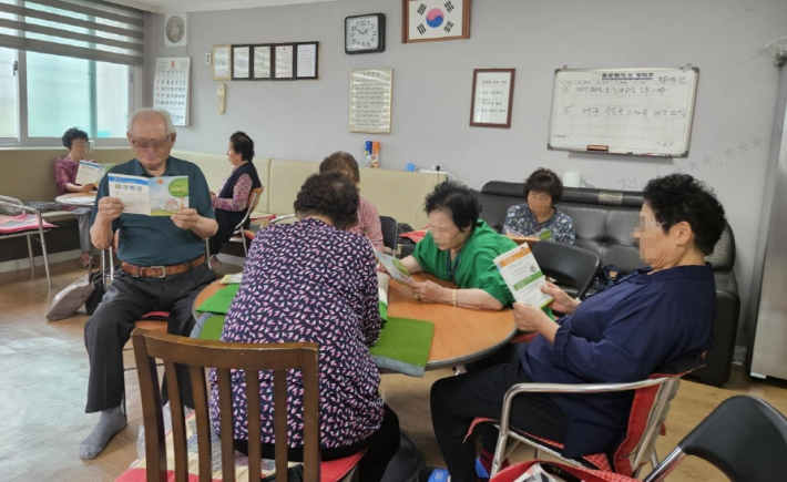 어르신들에게 건강한 여름나기 건강수칙을 안내하고 있다.