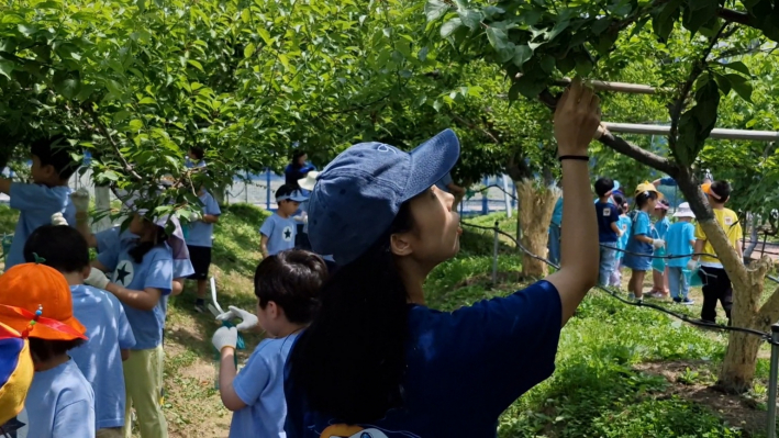 별빛 어린이집 아이들이 선생님과 함께