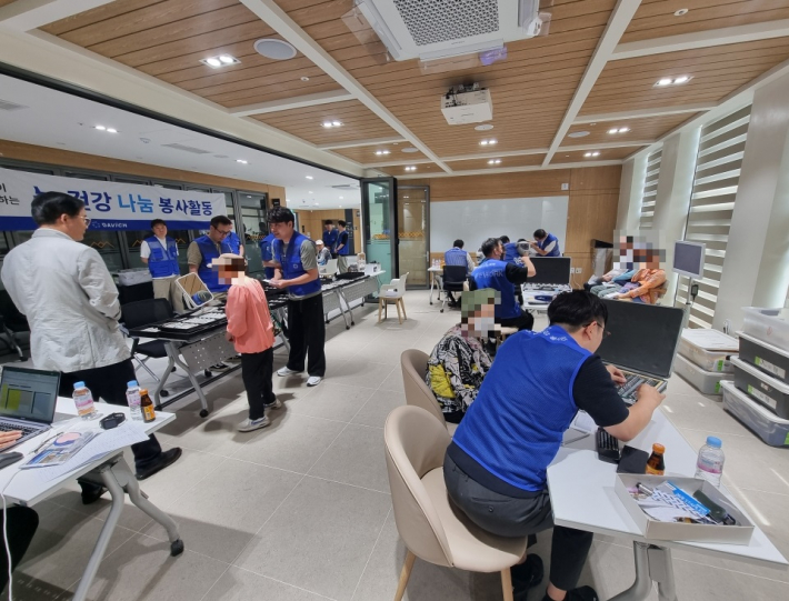 어르신 무료 안경 지원 시력검사 및 안경 안내 모습