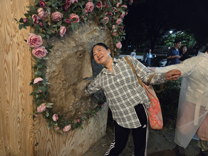 진실의 입 게임을 하는 한 관람객