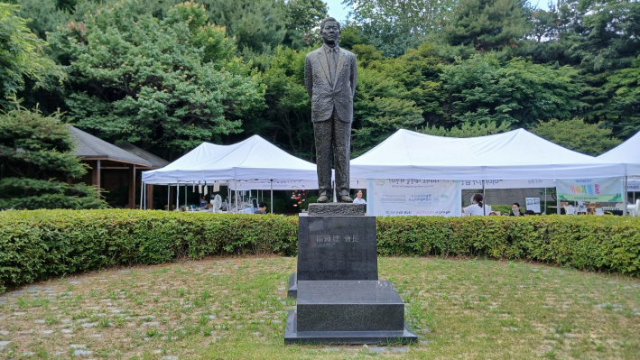 선경도서관 건립자인 선경그룹 최종건 회장 동상