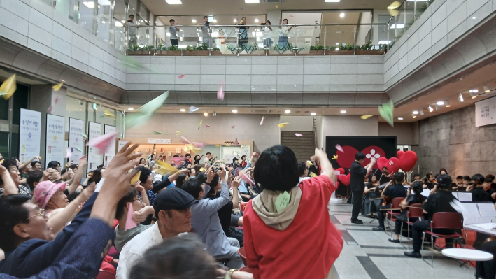 종이 비행기 날리기 세리머니 장면