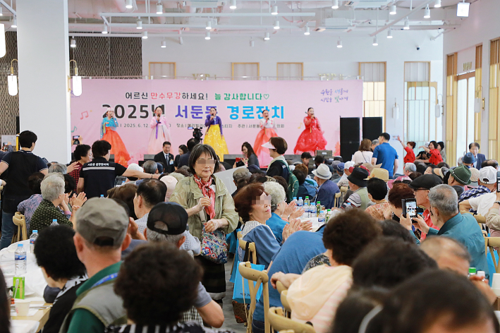 2025년 서둔동 경로잔치 무대 현장