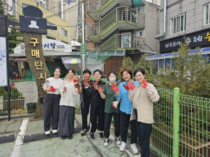 매탄1동 손바닥정원 식재 작업(이기범 매탄1동장 및 통장협의회)