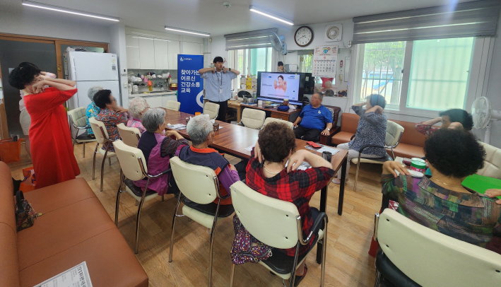 세류2동 세리 경로당 '찾아가는 어르신 건강소통 교육' 모습