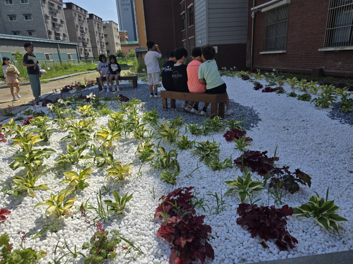 뒷마당에 새롭게 설치된 벤치 공간. 학생들이 이곳에서 간식을 먹거나 책을 읽는 모습이 활기를 더한다.