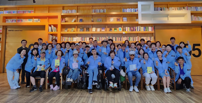 한사람 한사람이 모여 함께 살아가는 사회를 만들어갑니다.장애인 권리 증진을 위한 한 걸음! 소담IL센터 활동가들이 장애인권 도서의 확산을 위해 출판도시문화재단에 책을 전달하고 있습니다.