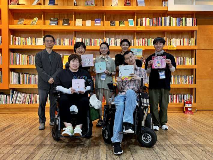 출판도시재단에 장애인권 도서 '별난그림이야기 1'외 10권 기증소담IL센터 엄의수 지부장과 파주출판도시 장동석 사무처장 외 관계자들이 도서기증 기념사진을 촬영했습니다. 이번 기증이 장애에 대한 이해를 높이는 계기가 되기를 기대합니다.