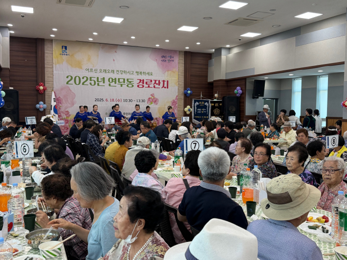 다채로운 공연을 보며 식사하시는 어르신들의 모습