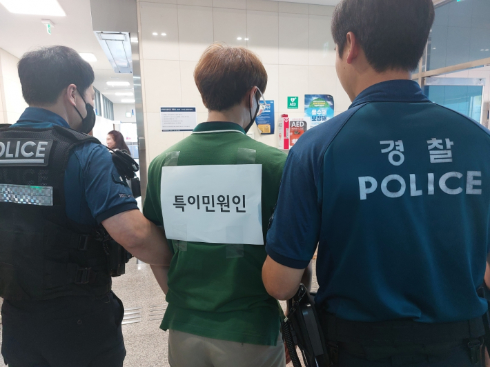 정자3동과 노송지구대가 합동으로 정자3동행정복지센터에서 특이민원 모의훈련을 진행하고 있다.