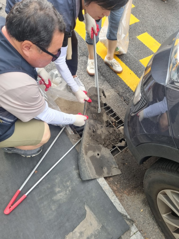 환경정비 하고 있는 모습