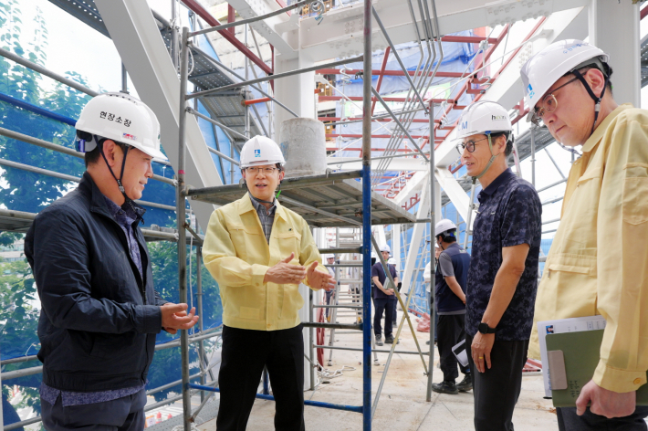 사진1~2)현근택 수원시 제2부시장이 공공건축물 공사현장을 점검하고 있다.    