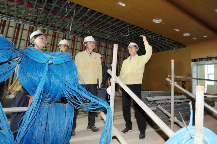 사진1~2)현근택 수원시 제2부시장이 공공건축물 공사현장을 점검하고 있다.    