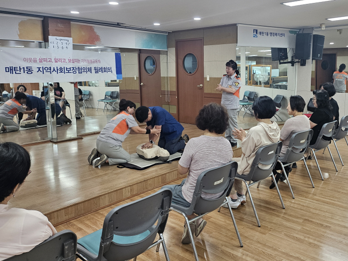매탄1동지역사회보장협의체 위원이 심폐소생술을 실습하고 있다