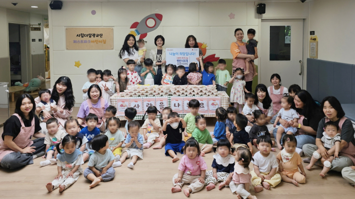 더샵퍼스트파크 어린이집에서 즉석밥 100개를 전달하고 있다.