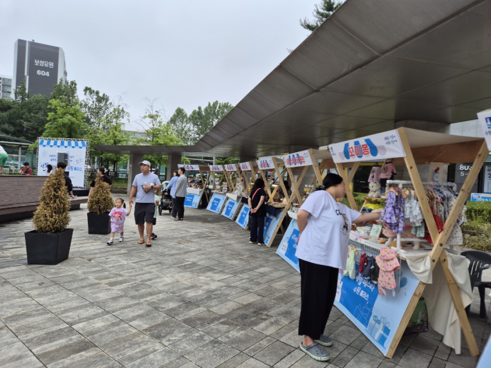 「새빛세일페스타 수원 플러스」 프리마켓 부스에 많은 시민들이 참여하고 있다.