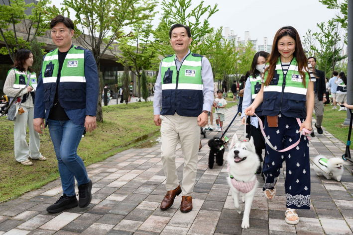사진1)이재준 수원시장이 반려견 순찰대와 함께 걷고 있다.    