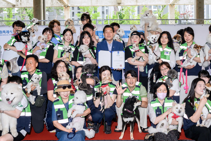 사진2)이재준 시장이 반려견 순찰대와 기념촬영을 하고 있다.    