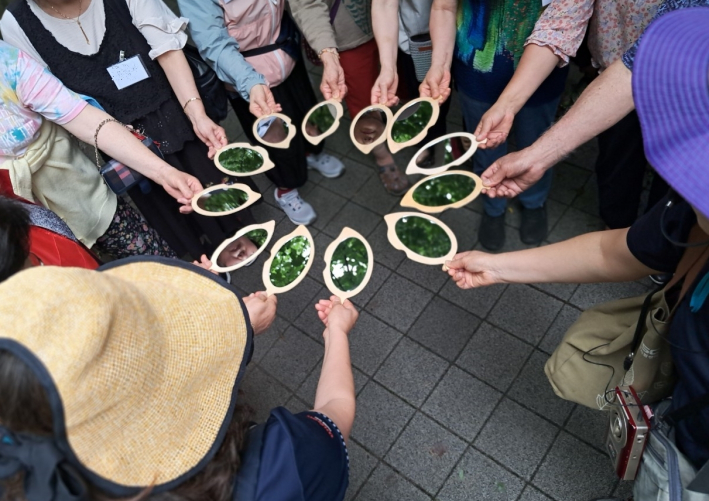 숲체험을 하고 있는 어르신들의 모습이다.