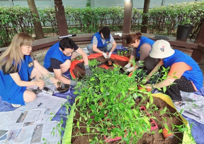 행사를 준비하는 율천동 마을만들기 협의회의 모습이다.