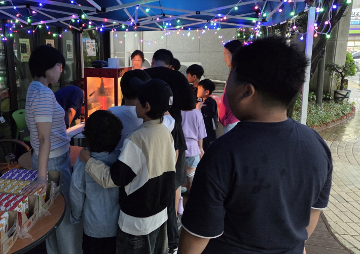 조원1동 새마을 문고에서 팝콘과 음료를 제공하고 있다.