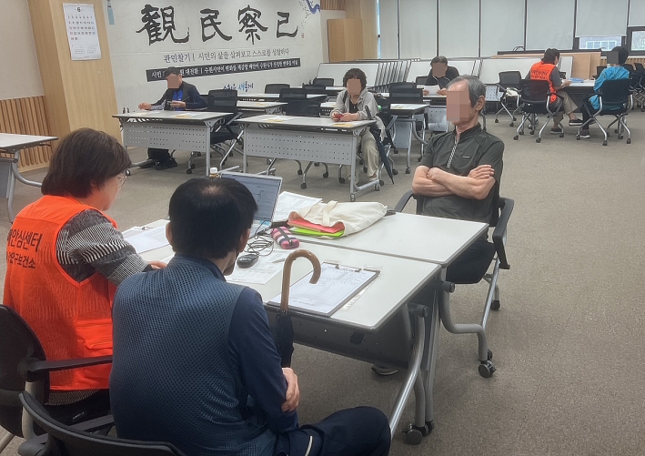 영화동행정복지센터에서 인지선별검사를 진행하고 있다.