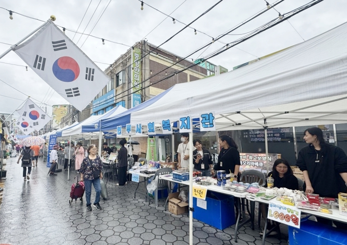연무시장에서 차없는거리 부스가 운영되고 있다.