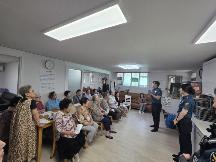 매탄2동 관내 한국1차아파트 경로당에서 보이스피싱 예방 교육을 진행하였다.