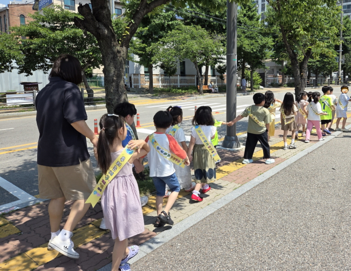 시립파장어린이집 원아들이 자원순환 캠페인을 하고있다.