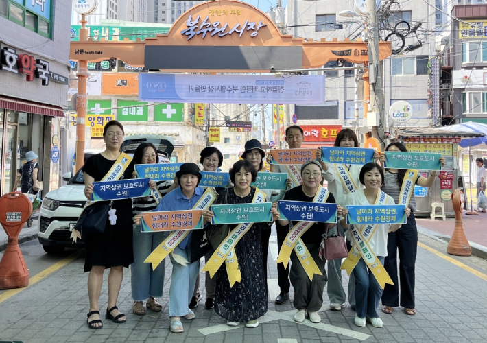 장안구 물가모니터요원과 담당 공무원들이 캠페인에 동참하고 있다.