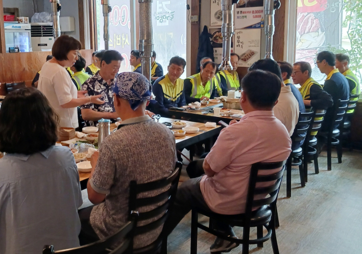 수원시 장안구 율천동은 지난 24일 율천동 환경미화를 책임지고 있는 관할 청소업체 현장 근무자들을 격려하는 오찬 간담회를 개최했다.   