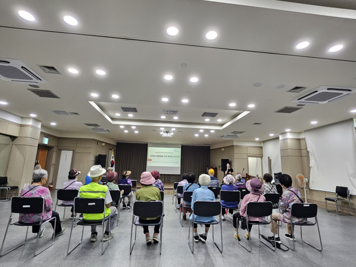 신영숙 동장이 재활용품 수집 어르신을 위한 안전교육을 실시하고 있다.