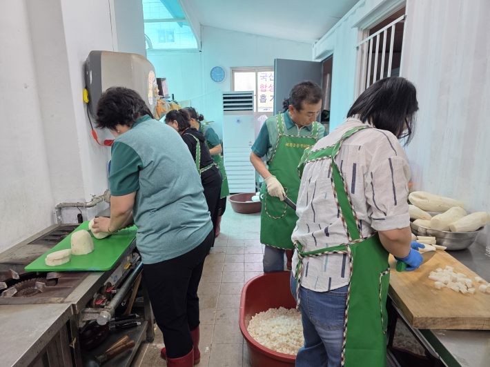 사랑의 반찬을 정성껏 준비하는 세류3동 새마을부녀회