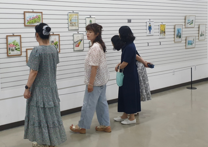 북수원도서관에서 전시되는 정자3동 어반스케치 작품을 관람하고 있다.