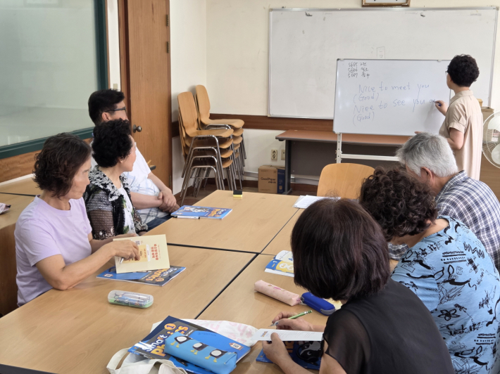 조원1동에서 실버세대를 위한 영어수업을 하고있다.