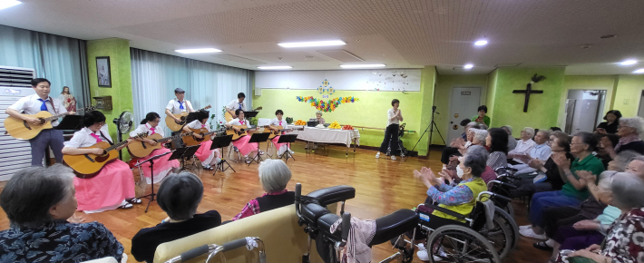 통기타 동아리 소리공감이 아녜스의 집에서 봉사 공연을 하고 있다.