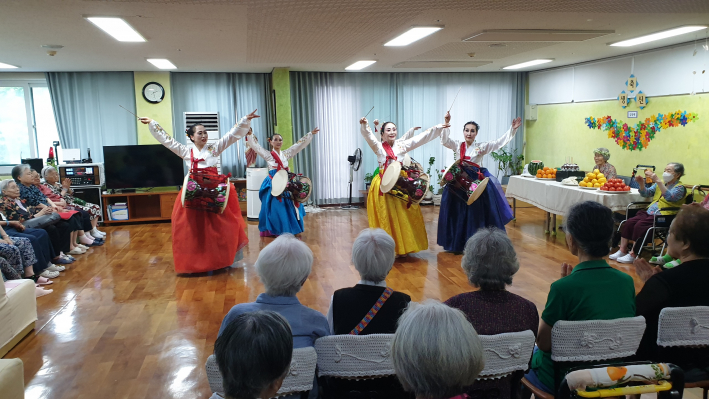 한국무용 수강생들이 화려한 공연을 하고 있다.