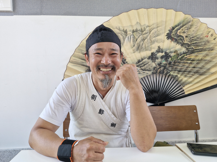 인터뷰 중. 평상시에도 조선군 분위기가 나는 복장으로 다닌다. 