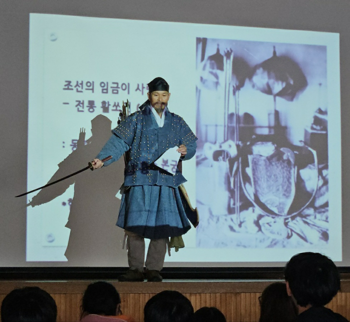 수원 화성을 지키는 군인들은 어떤 수련을 했는지, 그 무예가 어떻게 몸으로 이어져 왔는지 강의하고 있다.  