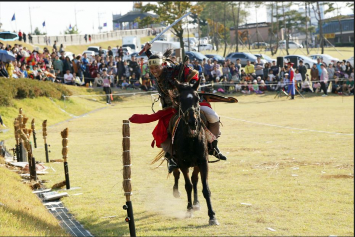마상무예 시범. 무예 연구와 필요하면 시범도 한다. 