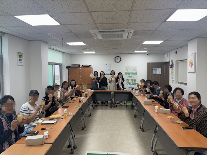 에코키퍼 활동가들과 참여한 주민들이 단체사진을 촬영한 모습