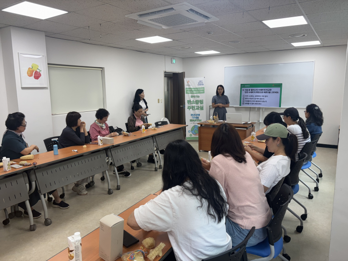 에코키퍼 활동가들이 복지관에서 진행한 찾아가는 탄소중립 주민교실에서 활동하는 모습