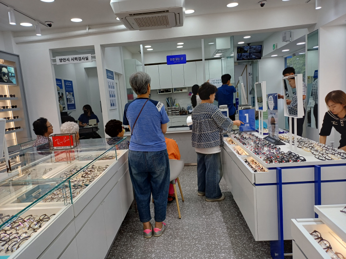 안경원의 접수 대기 전경