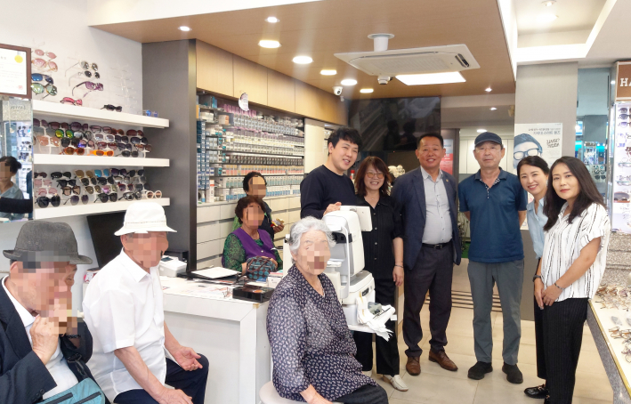 권선구의 '모두 안경원'에 참여한 봉사자들의 모습(수원시 마을 만들기 협의 제공)