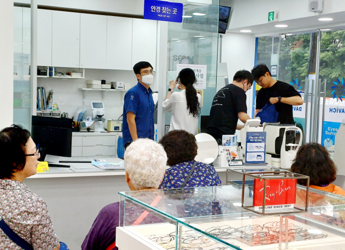 안경 맞춤 후 기다리는 어르신들의 뒷 모습