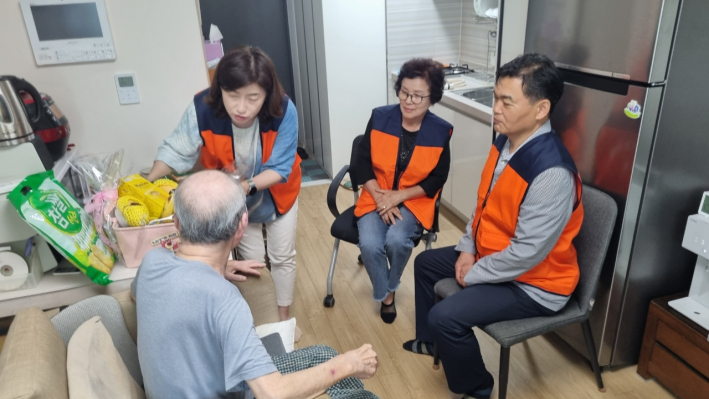 어르신과 담소를 나누며 건강 상태와 생활 주변 상황을 살피기 위해 상담을 진행했다.