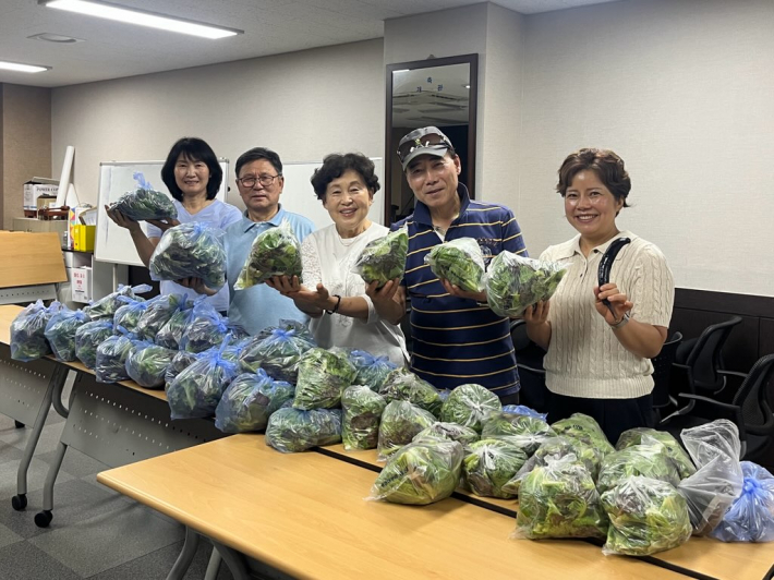 옥상텃밭에서 직접 재배하여 수확한 신선채소를 들고 있는 파장동 통장협의회